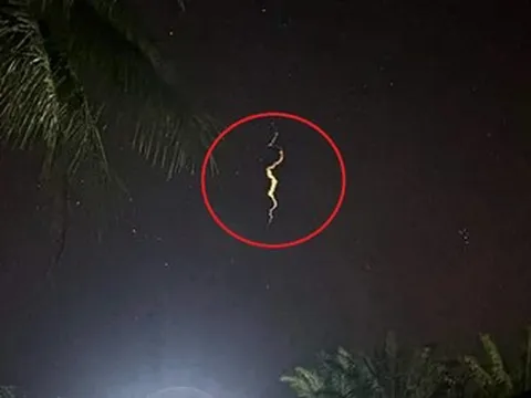 Nhìn lên trời giữa đêm, người dân bỗng thấy cảnh tượng "nổi da gà"