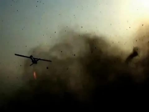 Iran tuyên bố tập kích căn cứ Mỹ ở UAE, bắn hạ UAV Mỹ
