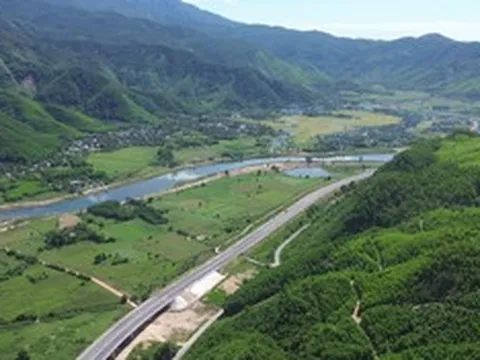 Cao tốc “xuyên rừng” nối Huế - Đà Nẵng thông tuyến 4 làn xe, tốc độ tối đa 60km/h
