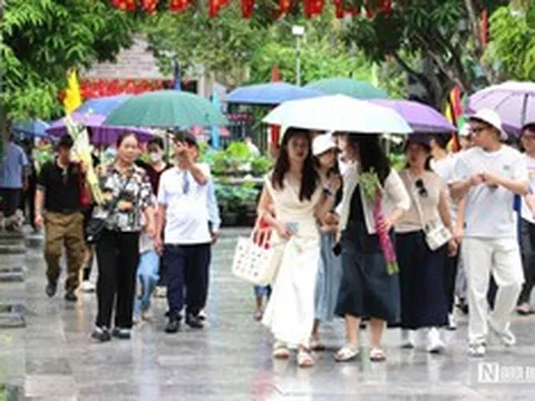 Xúc động dòng người đội mưa về thăm quê Bác dịp Quốc khánh 2/9