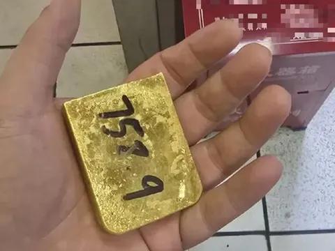Đang đi bộ, người phụ nữ nhặt được thỏi vàng 3,5 tỷ đồng
