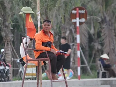 Những người thầm lặng “canh giữ” nơi biển cả: “Lá chắn” an toàn cho du khách