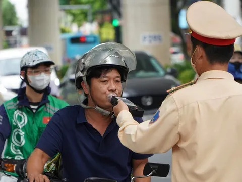 CSGT Hà Nội kiểm tra nồng độ cồn dịp lễ, “một cốc bia từ sáng” vẫn bị xử lý