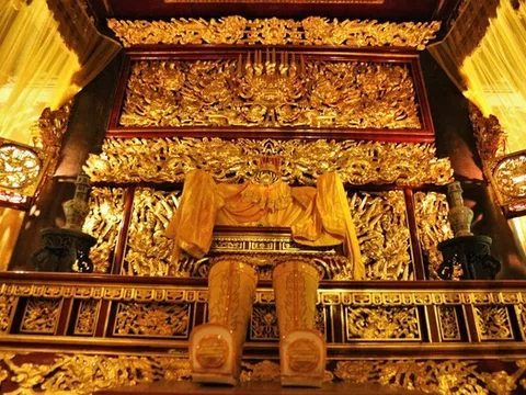 Ngắm ngai vua dát vàng bên trong di tích hơn 600 năm của nhà Lê