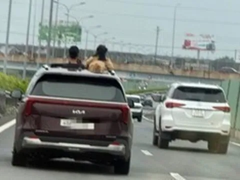 Cho trẻ "hóng gió" khi đang lưu thông trên cao tốc, nữ tài xế bị phạt nặng