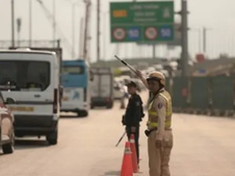 Cảnh sát giao thông sẵn sàng phân luồng khi lượng xe về TPHCM tăng cao