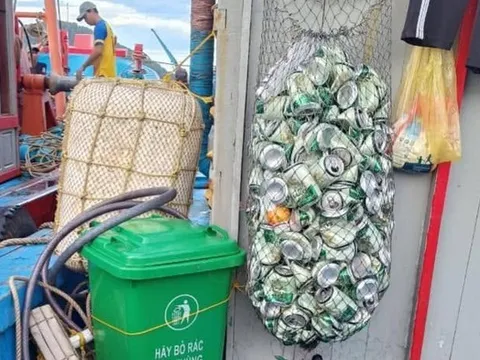 Đưa rác về bờ, giữ lại màu xanh cho biển Cửa Lò