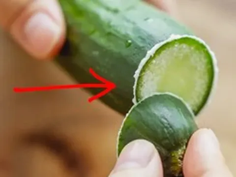 Dưa chuột bị đắng: Nên cắt bỏ hay bỏ cả quả?