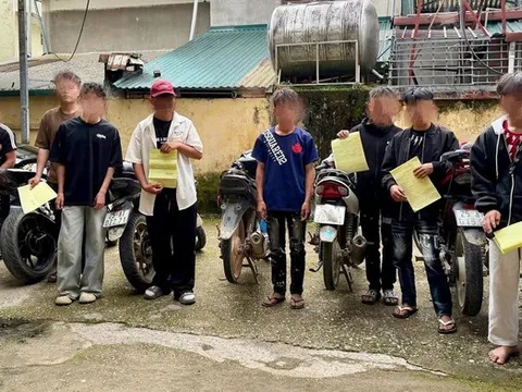 Lạng lách rồi "thông chốt" CSGT, nhóm thanh niên bị xử phạt