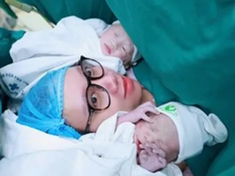 Hi hữu bé gái song sinh chào đời nguyên túi ối