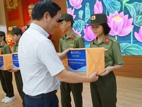 Ngày khai giảng đặc biệt: Gần 18.500 cuốn sách đến với học sinh ngôi trường đặc biệt