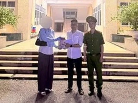 Nhặt được 1 tỷ đồng trong quán cà phê, người đàn ông liền báo công an