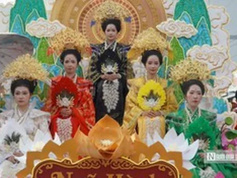 Người dân, du khách hòa mình vào Lễ hội Nghinh Ông ở Phan Thiết