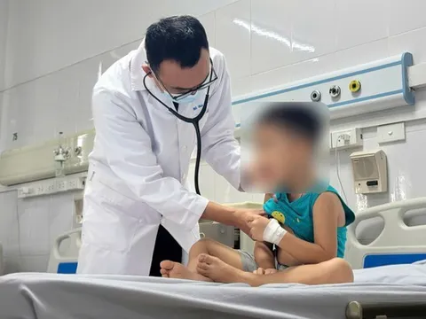 Trẻ sốt 40 độ vì Adenovirus, bác sĩ cảnh báo điều cha mẹ dễ bỏ qua