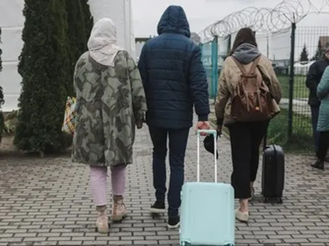 Ngày càng nhiều người tị nạn Ukraine rời khỏi nước láng giềng phía Tây