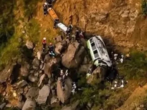Xe buýt chở học sinh bất ngờ lao xuống vách đá, 25 người tử vong