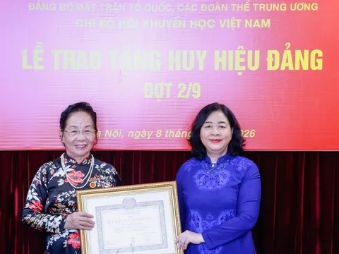 Trao tặng Huy hiệu 45 năm tuổi Đảng cho nguyên Phó Chủ tịch nước Nguyễn Thị Doan