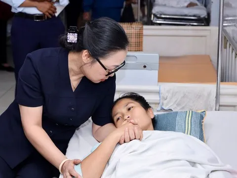 Thứ trưởng Bộ GD&ĐT động viên cô giáo mất một chân khi cứu học trò