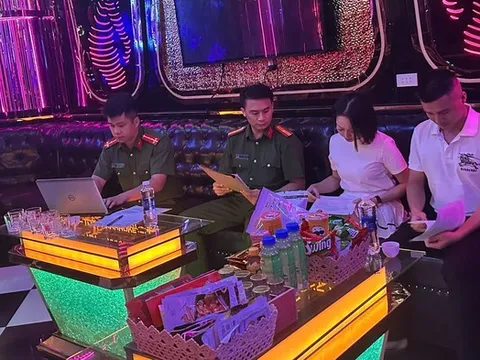 Phát hiện nhóm người không mặc đủ quần áo nhảy múa trong quán karaoke