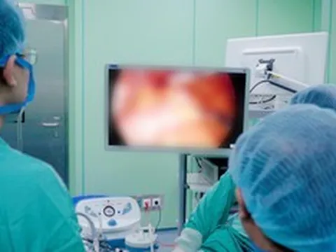 Ca phẫu thuật giữa lằn ranh sinh tử của người mẹ gác điều trị ung thư để sinh con