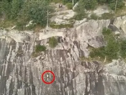 Đang leo vách đá, người đàn ông bất ngờ mắc kẹt ở độ cao gần 80 m: Hành động sau đó gây chú ý
