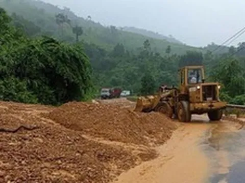 Thông xe 3 vị trí sạt lở nghiêm trọng trên đường Hồ Chí Minh qua Quảng Trị
