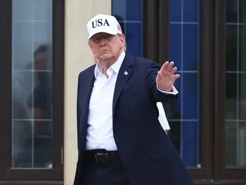Tổng thống Trump công khai yêu cầu Ukraine ngừng tấn công các nhà máy lọc dầu Nga