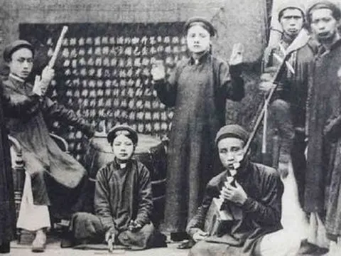 Vang và bóng của một thời