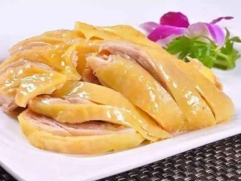 Luộc gà xong đừng vớt ngay ra đĩa, thêm 1 bước gà giòn da, chắc thịt