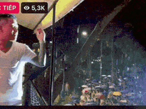 "Tuấn Hưng hát ở ban công nhà riêng, hàng nghìn khán giả "đội mưa" xem"