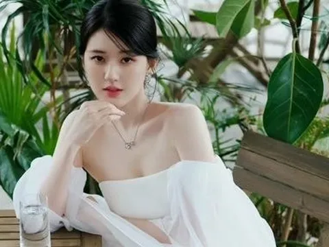 "Triệu Lộ Tư" gây tranh cãi khi để trợ lý thay tất hộ ở chốn đông người