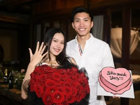 Cầu thủ Đoàn Văn Hậu cầu hôn bạn gái xinh đẹp