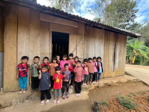 Họa sĩ nhí Đức Long vẽ tranh ủng hộ xây trường cho các bạn vùng cao Điện Biên