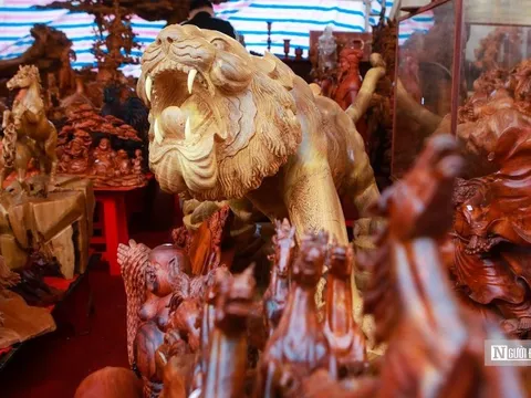 Hổ gỗ được hét giá trăm triệu tại chợ hoa Tết 2022