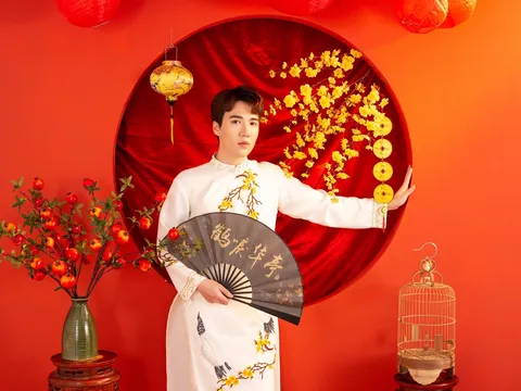 Ca sĩ Nguyễn Đức Trung diện áo dài đón Tết dân tộc