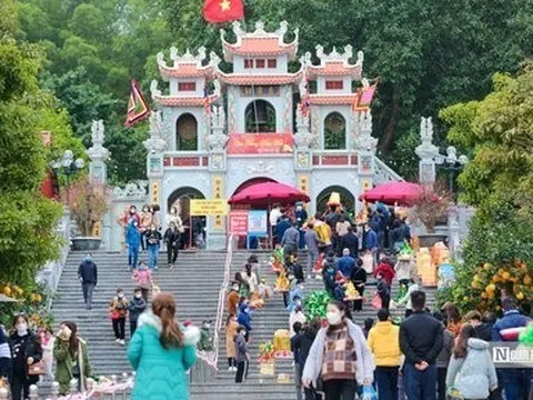 Du khách tấp nập đổ về đền Bà Chúa Kho xin lộc