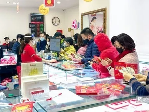 Hà Nội: Người dân đội mưa rét, xếp hàng mua vàng ngày vía thần tài