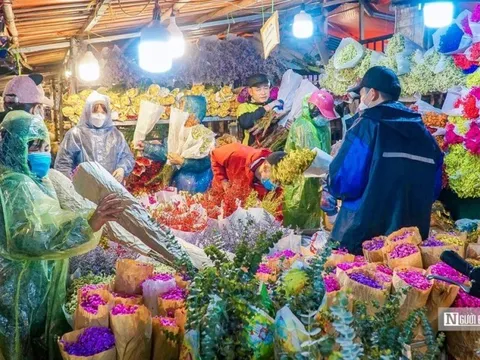 Chợ hoa Quảng An nhộn nhịp ngày Valentine