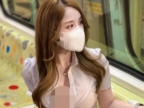 Danh tính cô gái diện đồ kiểu công sở trên tàu “gây bão” MXH