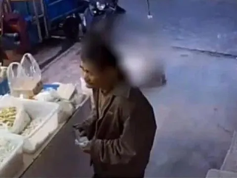 Clip cụ ông mua mì bằng tiền giả, chủ quán vẫn vui vẻ bán và số phận 1 con người