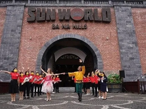 Đông đảo du khách hào hứng thăm Sun World Ba Na Hills ngày đầu mở cửa