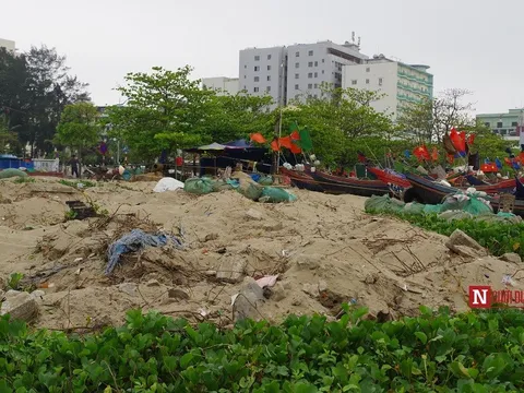 Khung cảnh "nhếch nhác" cạnh ngôi đền linh thiêng bậc nhất Tp.Sầm Sơn