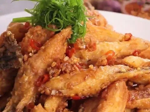 Món ngon cuối tuần: Vây cá hồi chiên tỏi thơm lừng, giòn rụm