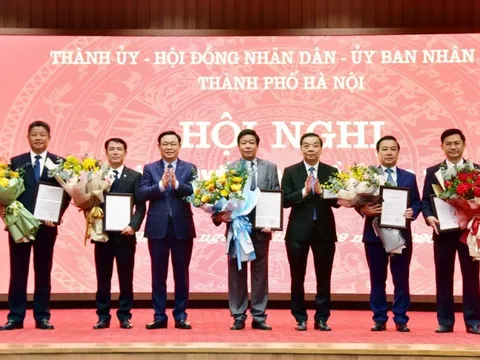 Công bố quyết định của Thủ tướng phê chuẩn 5 Phó Chủ tịch UBND thành phố Hà Nội