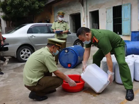 Ngăn chặn kịp thời phương tiện vận chuyển 1.500 lít ‘mỡ gà bẩn’ trên đường đi tiêu thụ