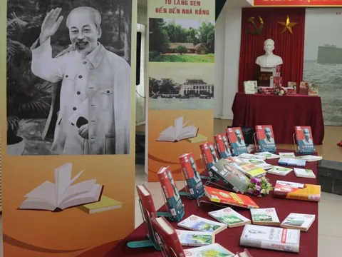 Thư viện Hà Nội ‘trưng bày’ sách, báo với chủ đề ‘Hành trình theo chân Bác’