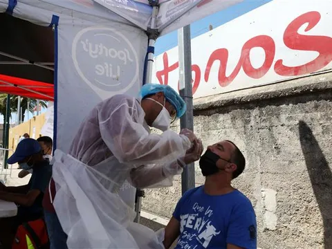 Cuộc chiến chống COVID-19 ‘nóng’ hơn vì biến thể Delta