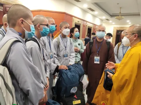 Cởi áo tu hành, khoác áo blouse xông pha lên tuyến đầu chống dịch