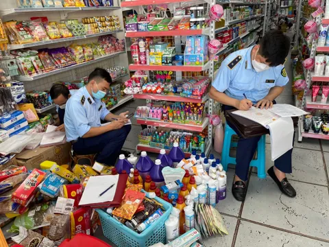 Lào Cai: Kiểm tra cửa hàng ‘Gì cũng có’ thu giữ hơn 400 sản phẩm nhập lậu