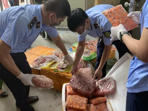 QLTT Hà Nội thu giữ 10 tấn nội tạng đông lạnh đã bốc mùi hôi thối
